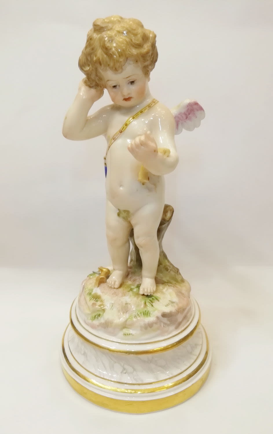 Статуэтка амур. Статуэтки перламутровые пара. Lladro статуэтки. Ангел купидон статуэтка. Ангел на камне.