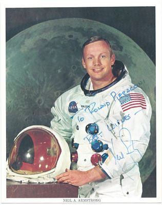 SCIENCE - [NASA - Apollo Program] - Lot of five official photographic portraits with autograph