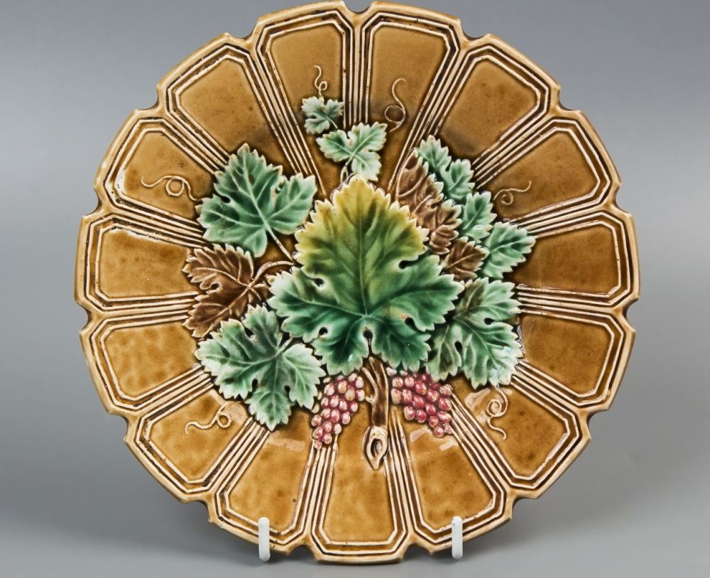 Сухарница Кузнецова Виноградная лоза. Тарелка Виноградная лоза Кузнецов. Поднос майолика Виноградная лоза. Фаянсовая тарелка с виноградными листьями Кузнецов